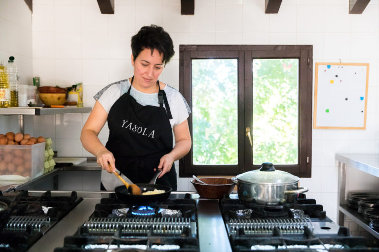 Mertxe dans sa cuisine de Yasola