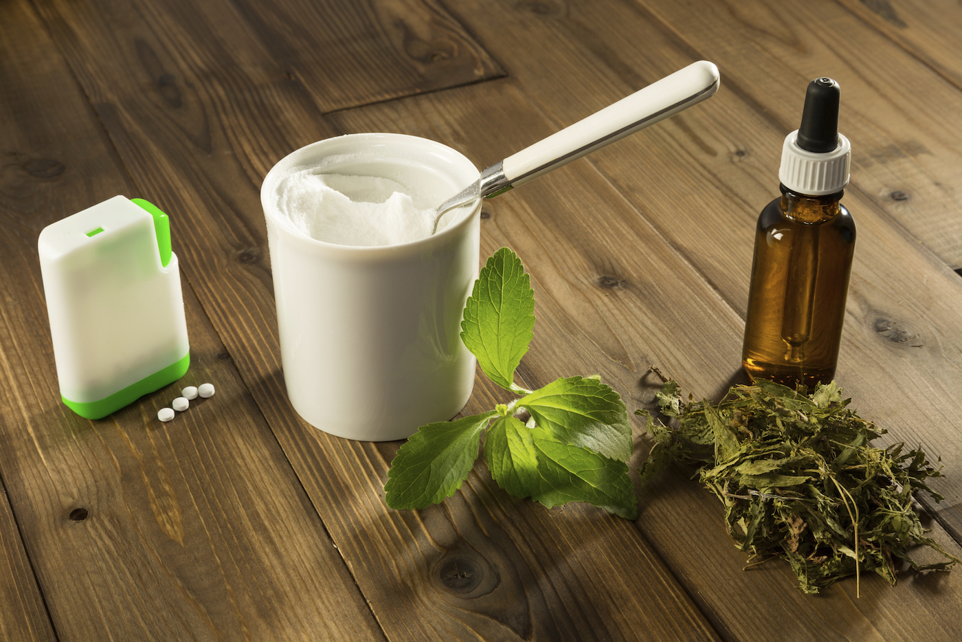 Selon le JECFA (Joint Expert Committee on Food Additives) la dose journalière admissible de steviol glycoside est de 4 mg/kilos, ce qui signifie qu'une personne de 60 kilos peut ingérer 240 mg de stévia, soit l'équivalent de 14 sucrettes et de 70 grammes de sucre par jour !