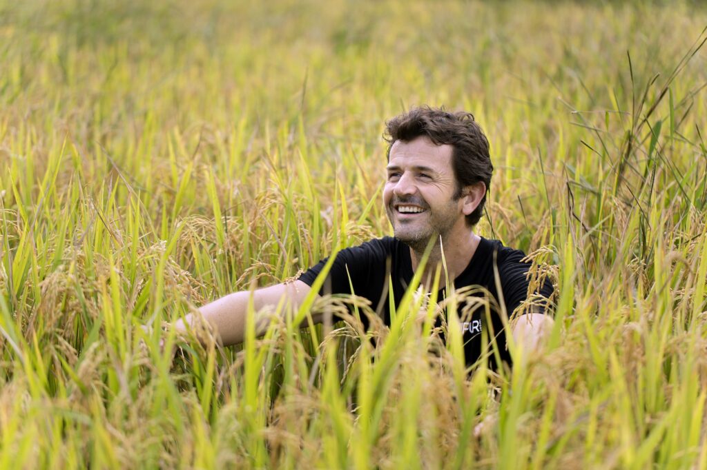 Tristan est de ceux qui s’y collent. Ceux qui souhaitent faire changer les consciences que l’on soit paysan dans la forêt primaire ou directeur général d’un groupe hôtelier. Il créé des ponts entre ces mondes en citant Lao Tseu : « Mieux vaut allumer une bougie que maudire les ténèbres. » © Christian Lamontagne / Pur Projet