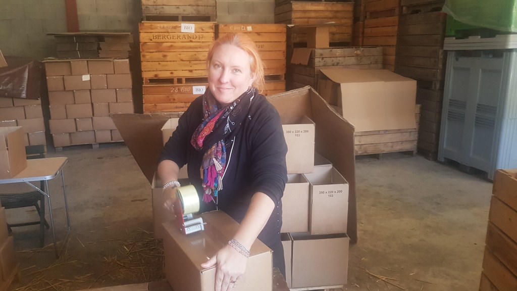 Une femme qui ferme un carton avec du sckotch