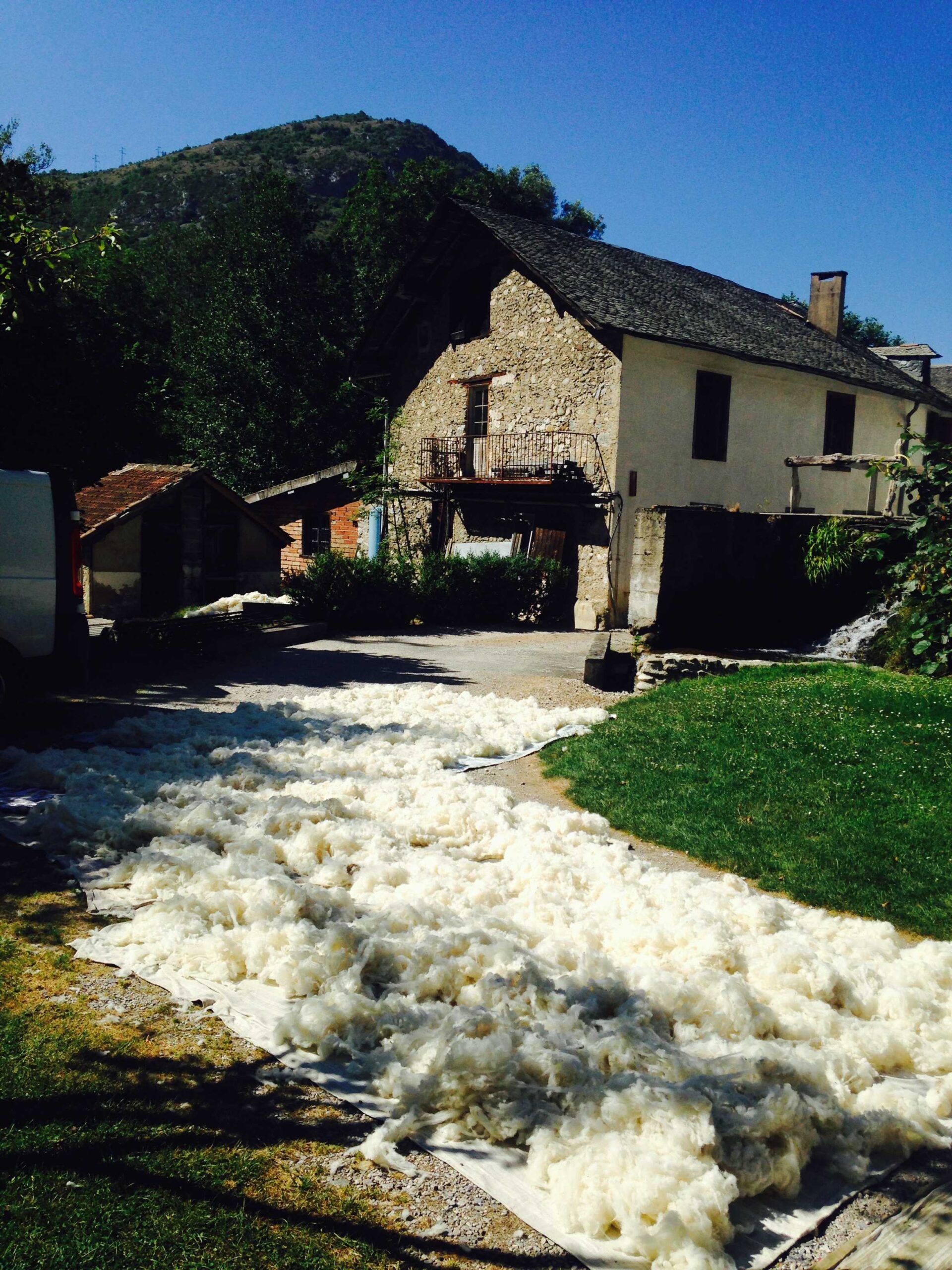 Laine s&eacute;ch&eacute;e au soleil, c'est quand m&ecirc;me mieux que 100% polyester non ?