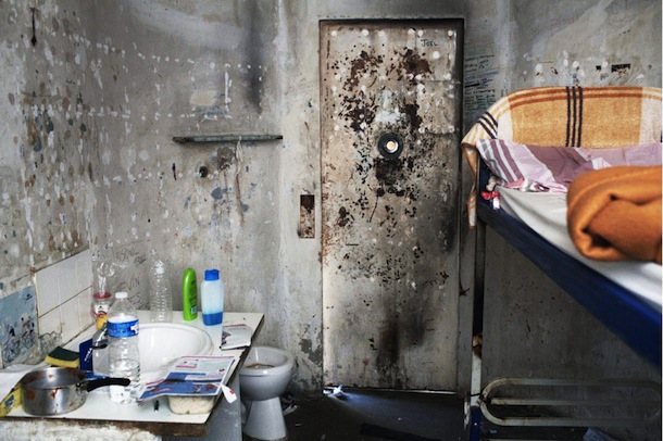 Cellule de confinement des hommes. Crédits photos : G. Korganow pour le rapport du CGLPL.