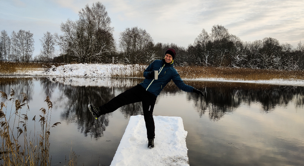 Hannes Saarpuu mit Tee im Schnee