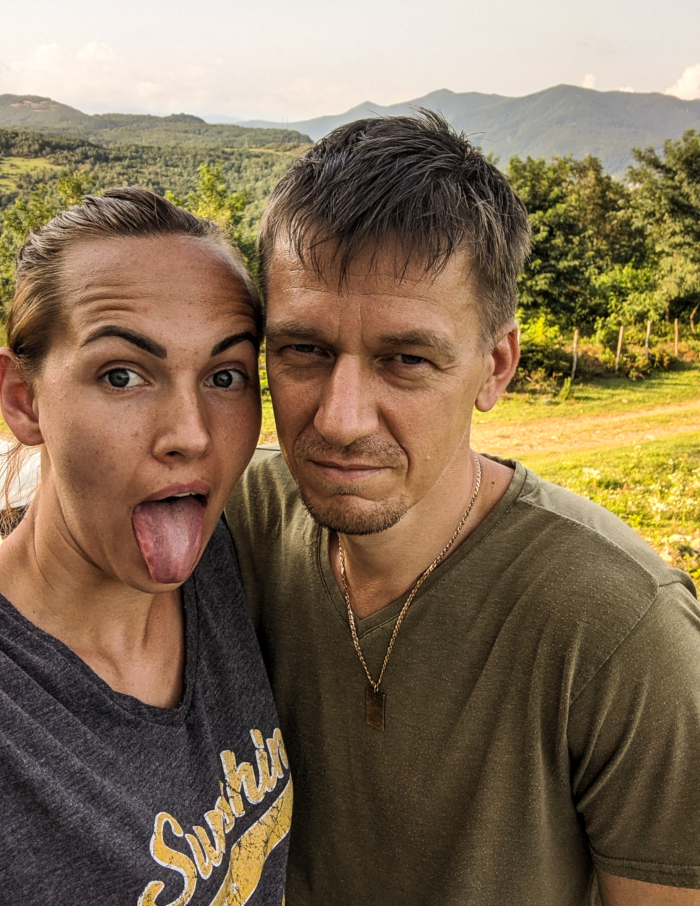 Hannes Saarpuu und Partnerin in den Teeplantagen