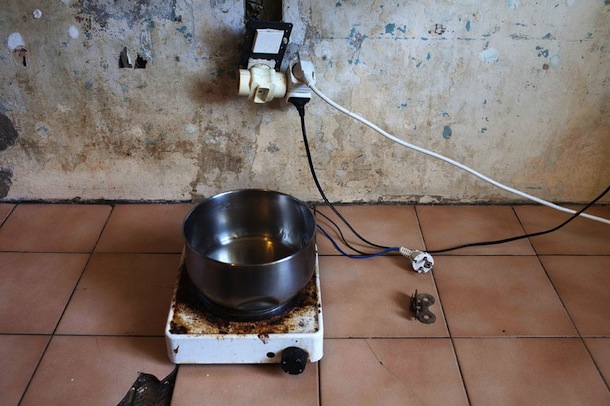 Une plaque de cuisson pour cuisiner. Crédits photos : G. Korganow pour le rapport du CGLPL.