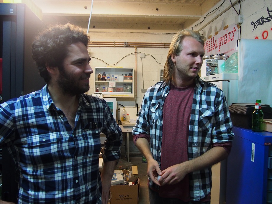 Thomas (fondateur de La Paillasse), et Tito (co-fondateur de Bio-Curious, un hackerspace dédié aux biotechnologies à côté de San-Francisco)