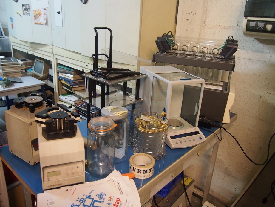 paillasse, nom commun féminin, /pa.jas/ : Plan de travail dans un laboratoire de biologie, de chimie, etc., dans un atelier ou une cuisine paillasse, nom commun féminin, /pa.jas/ : Plan de travail dans un laboratoire de biologie, de chimie, etc., dans un atelier ou une cuisine