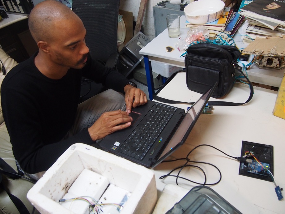 Loïc, bio-informaticien de formation, bio-hacker de vocation. Loïc, bio-informaticien de formation, bio-hacker de vocation.