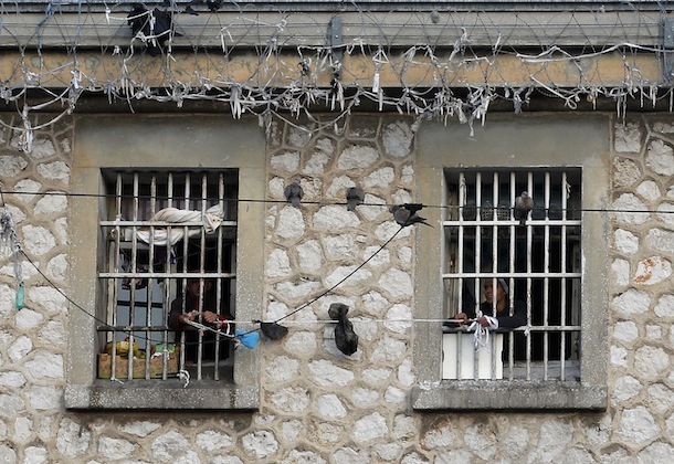 Prisonniers à la fenêtre de leurs cellules.