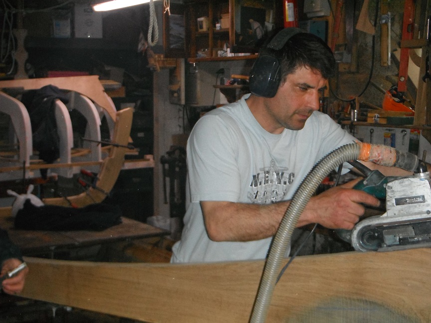 Camille fait presque tout à la main. Mais pas le ponçage, ça ferait mal aux doigts.