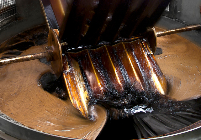 A machine mixing balsamic vinegar