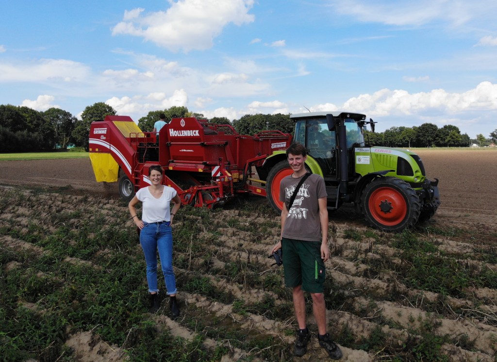 Antonia Herm-Stapelberg and a farmer in a potato field