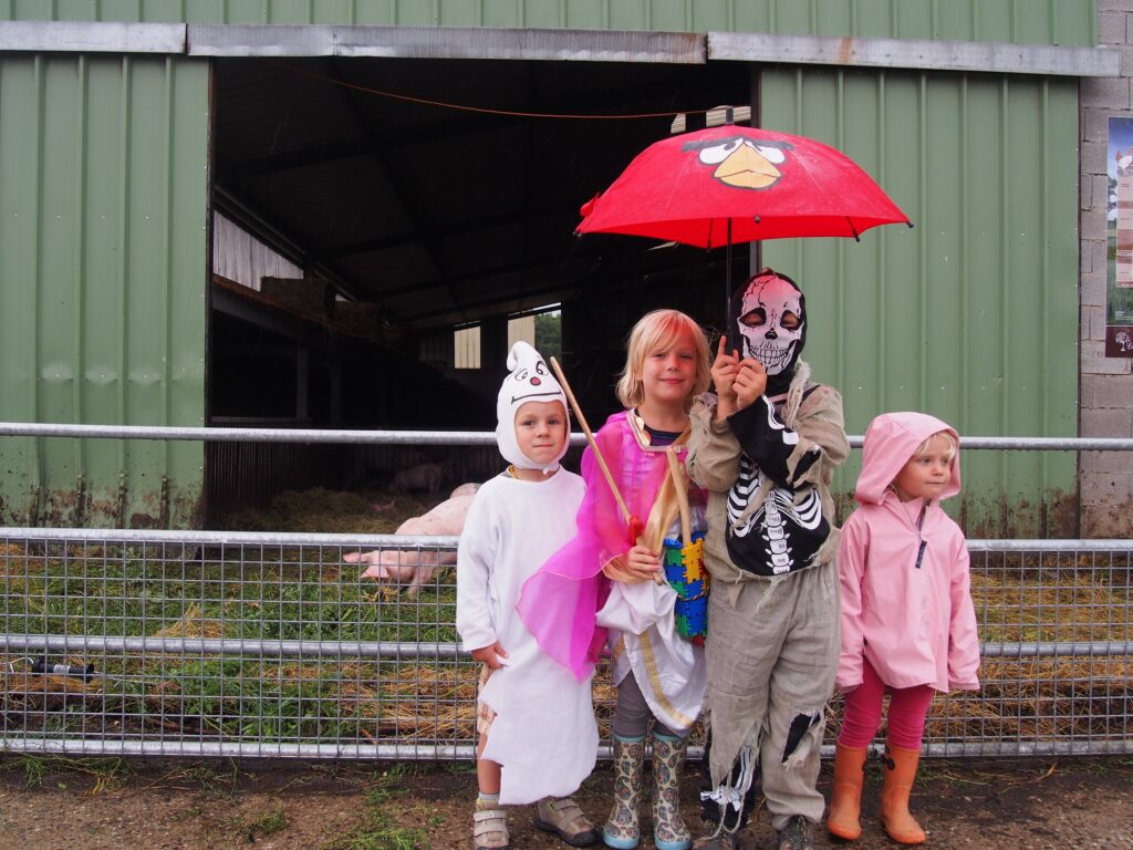 Ce jour l&agrave; sur la ferme, les enfants &eacute;taient d&eacute;guis&eacute;s. S&ucirc;rement pour impressionner les filles.