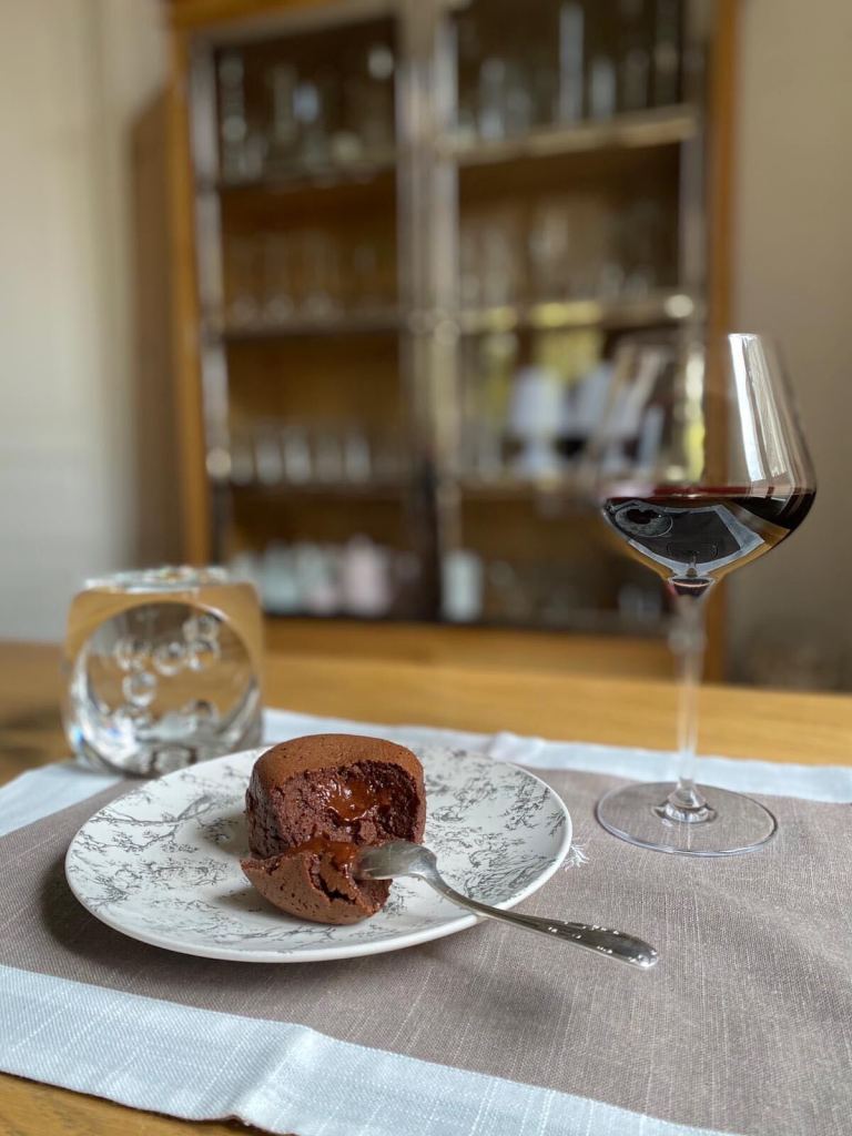 Schokoladenfondant mit einem Glas Rotwein