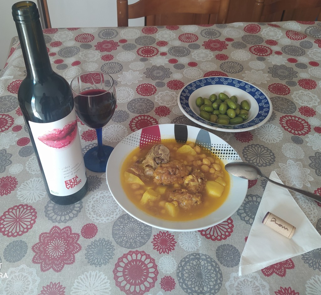 Hackb&auml;llchen-Eintopf aus Almer&iacute;a mit Rotwein und gr&uuml;nen Oliven