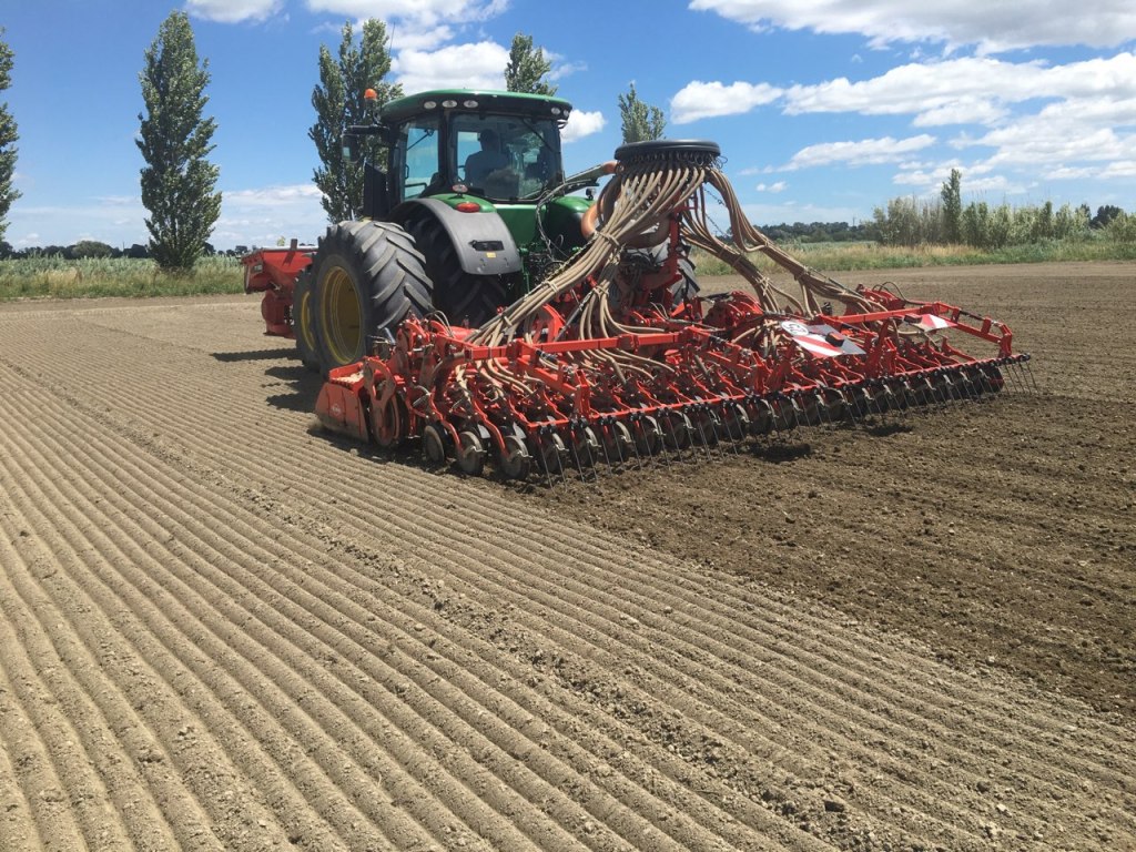 Tracteur qui pr&eacute;pare le champ de riz