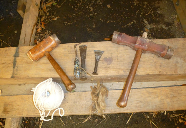 Les outils de la construction navale : l'étoupe, le maillet, le fer à calfat et le chanvre.