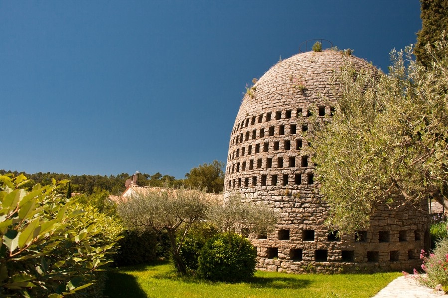 Fées, répandez partout la rosée sacrée des champs. (Shakespeare) - Photo : puits aérien de Trans-en-Provence (source : provence-info.net)