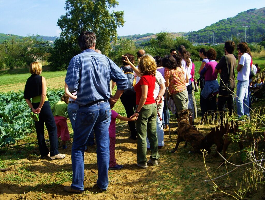 Encuentro entre productores ecológicos y consumidores durante una visita al campo